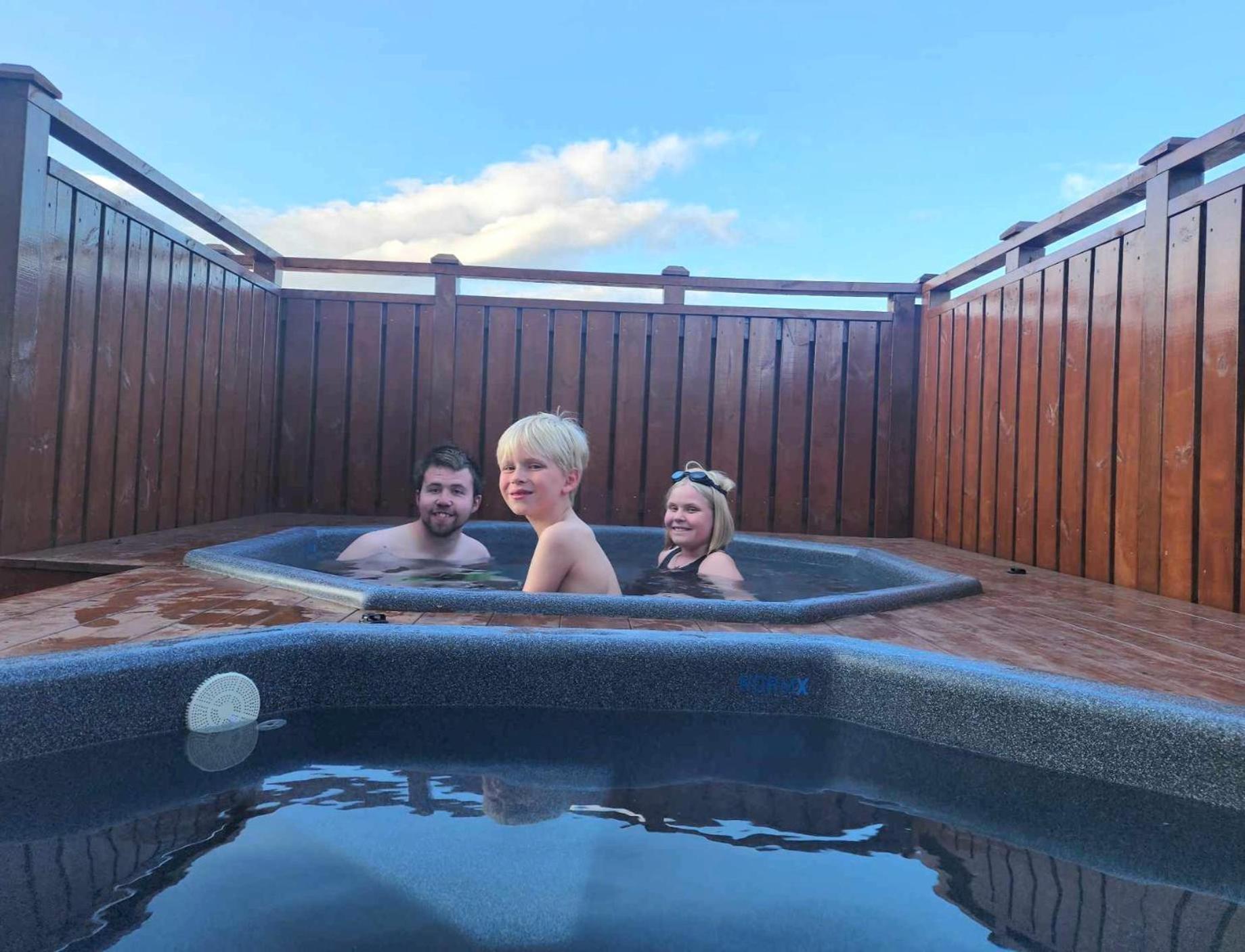 Ak Rentals, With Hot Tubs Akureyri Eksteriør billede